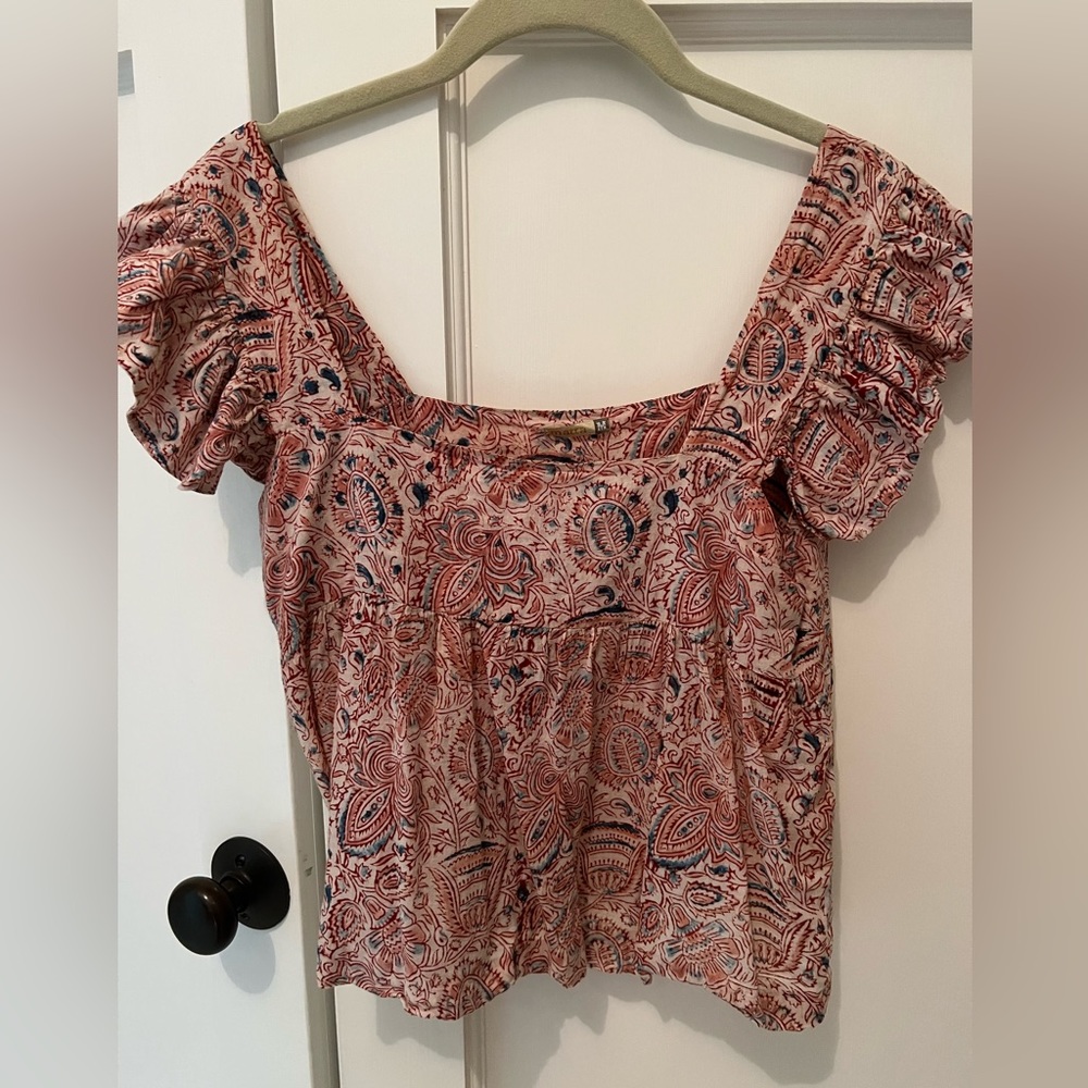 Cute summer matta. Loose fit. Shorter fit